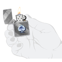 Зажигалка ZIPPO Сверкающая карта Пик с покрытием Диагональное плетение | Gleaming Spade Design Diagonal Weave, латунь/сталь, серебристая, 38x13x57 мм для нанесения логотипа