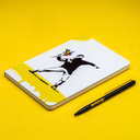 Набор Pininfarina Banksy Метатель цветов: шариковая ручка GrafeeX и блокнот линованный из каменной б для нанесения логотипа